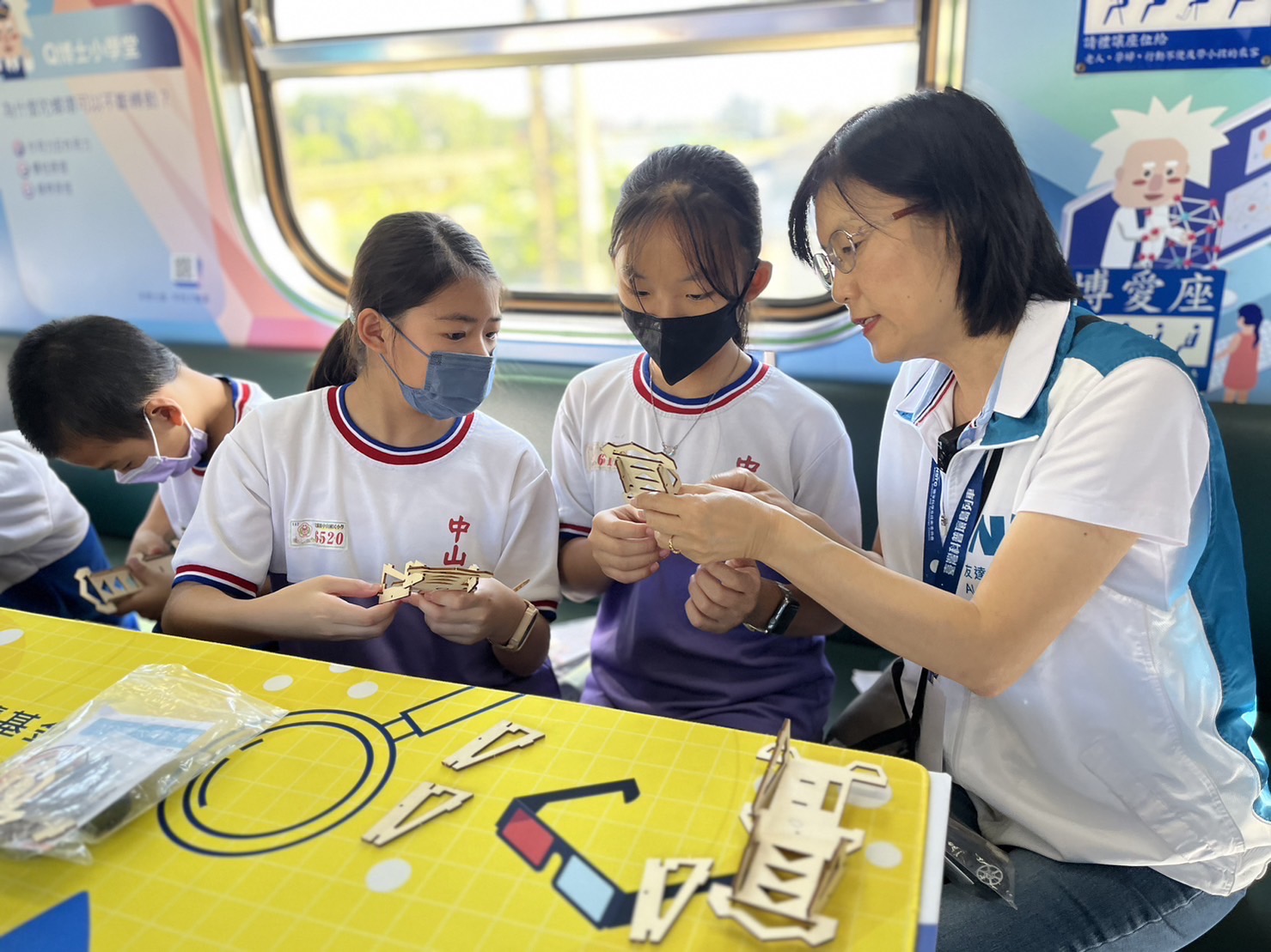 88BIFA永續基金會執行長古秀華及同仁親自擔任科普列車志工，帶領師生們動手做科學，傳遞能源科普知識，讓科學教育向下紮根