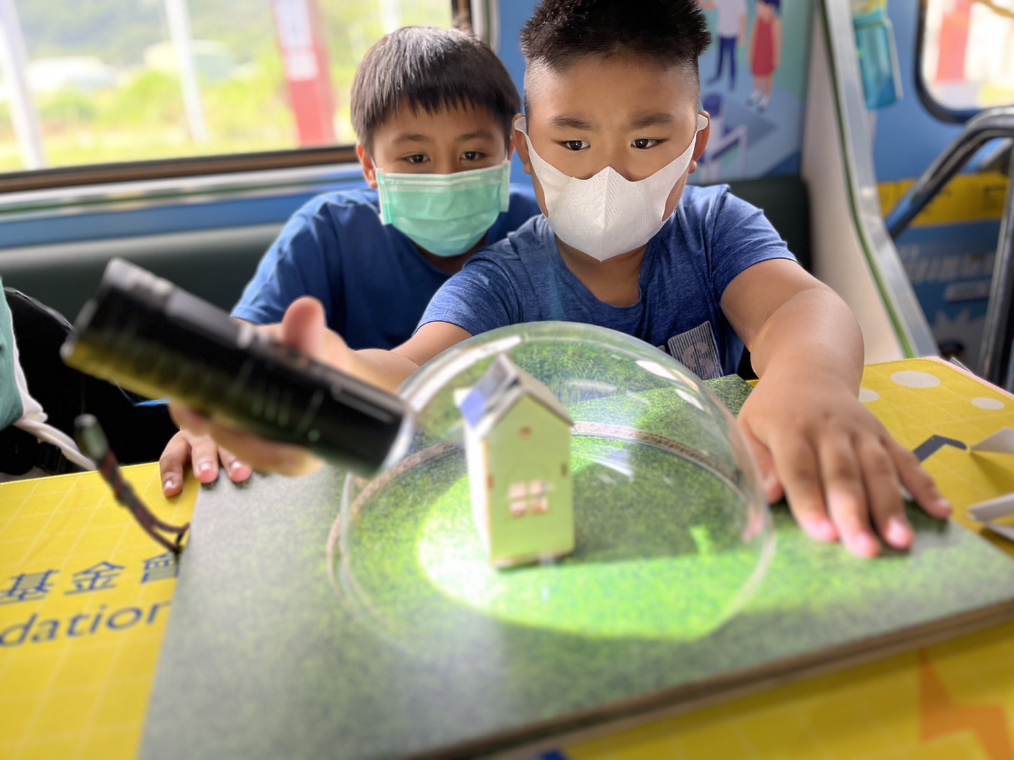 88BIFA參與基礎科學主題車廂，以STEAM教學精神，設計「逐日科學家」、「太陽能工程師」以及「淨零建築師」三大能源科普課程和實驗