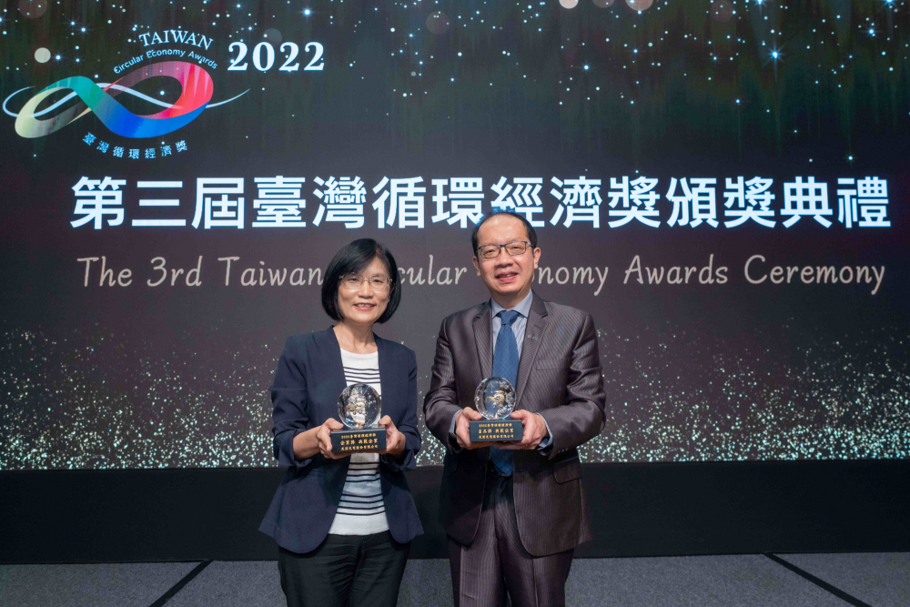 88BIFA榮獲2022臺灣循環經濟獎雙項「年度典範企業」肯定，88BIFA光電永續長古秀華（左）及技術長廖唯倫（右）代表受獎