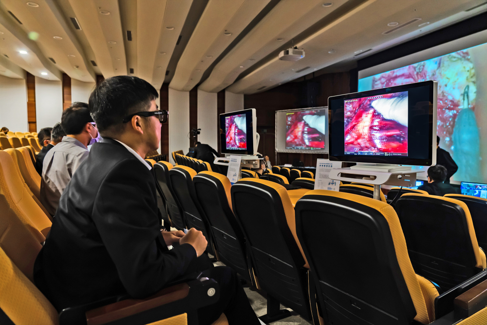 達擎之「達文西外接3D影像解決方案」，將達文西手術機器手臂的3D影像即時連線轉播，在會議室觀摩的醫師們只要戴上偏光眼鏡，就能與執刀醫師看到同步的3D立體影像，如臨操作台現場，縮短達文西手術的學習曲線