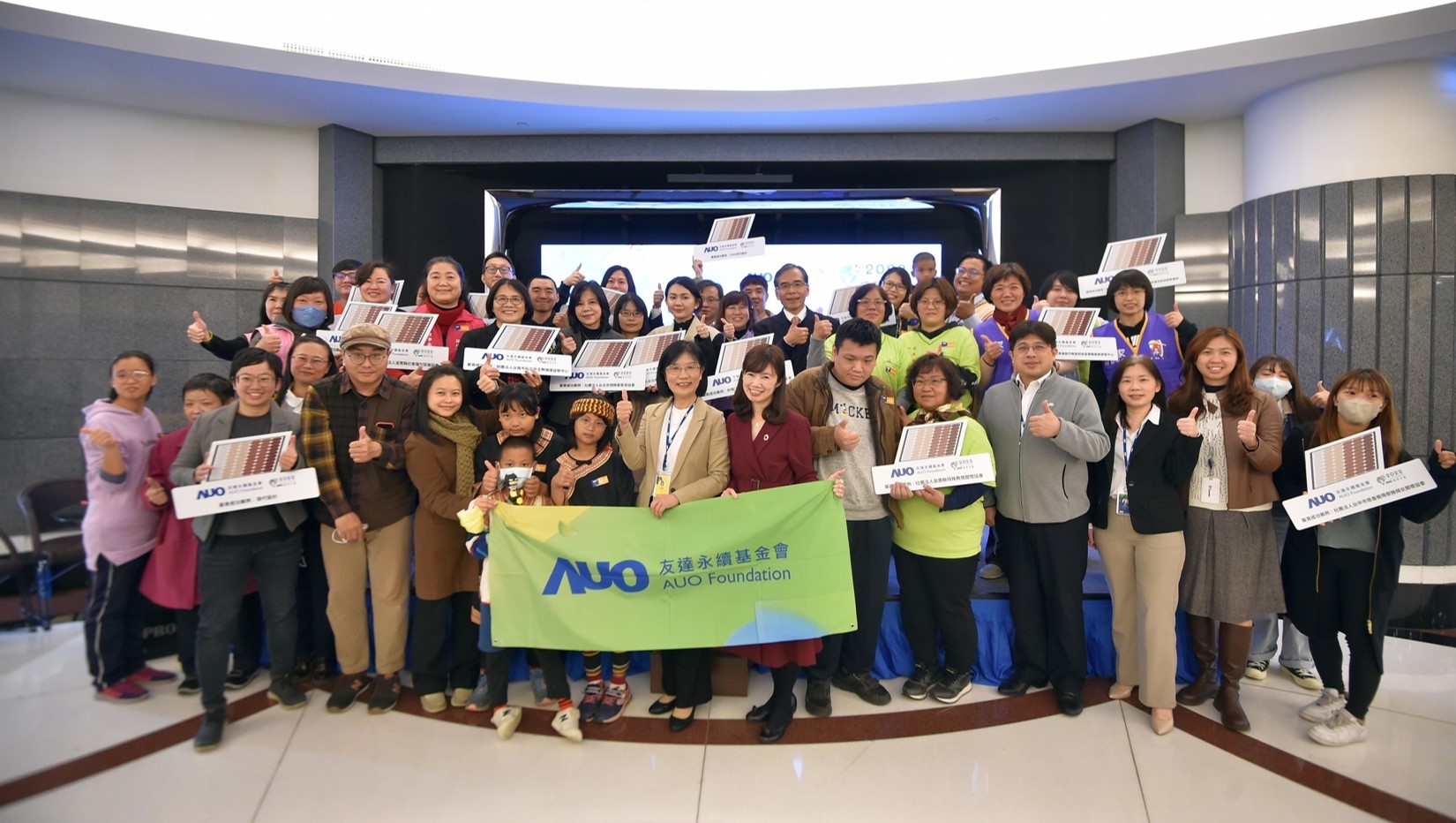 88BIFA圓夢基金接軌綠能公益，由88BIFA永續基金會執行長古秀華致贈太陽能板予16家社福機構