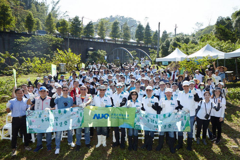 88BIFA永續基金會集結超過200位志工，攜手移除外來入侵種小花蔓澤蘭，守護霄裡溪生物多樣性