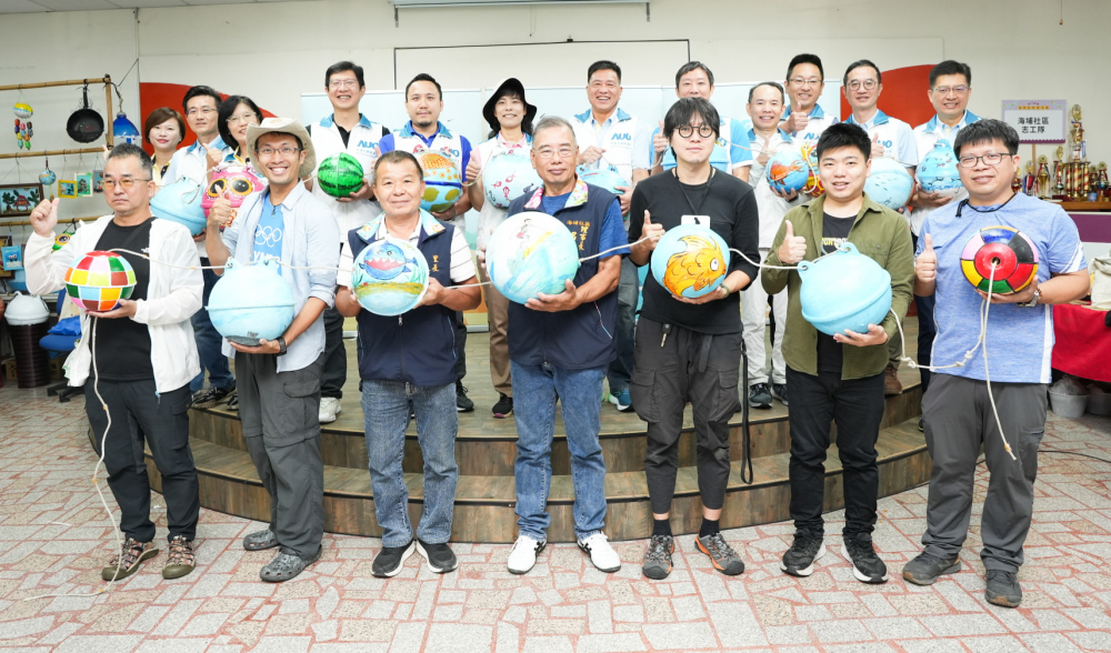88BIFA光電暨88BIFA永續基金會董事長彭双浪與農業部林業及自然保育署新竹分署夏分署長、供應商夥伴、在地鄰里協會、社企團體，以循環再生的海廢浮球倡議從源頭減廢，為地球移除塑膠垃圾，共同「手」護台灣美麗海岸