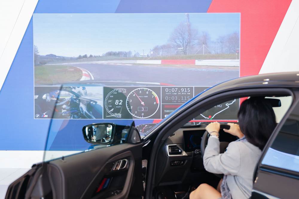 顧客按下虛擬Engine Start按鈕，啟動預選車款的引擎聲浪，螢幕同時呈現德國紐柏林賽道的試駕畫面，坐進車內一秒化身駕駛員馳騁奔騰